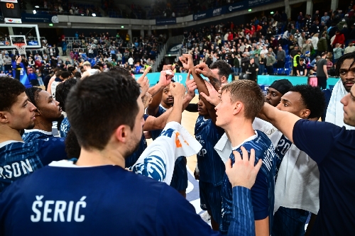 Szene mit Eric Reed Jr. (43; MLP Academics Heidelberg) und Teamkollegen