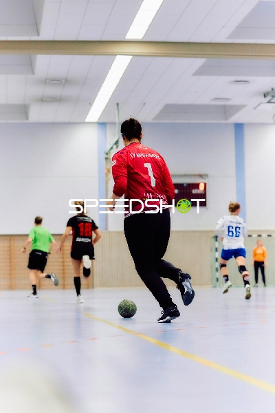 Spieler mit Nummer 1 führt den Ball in Richtung gegnerisches Tor