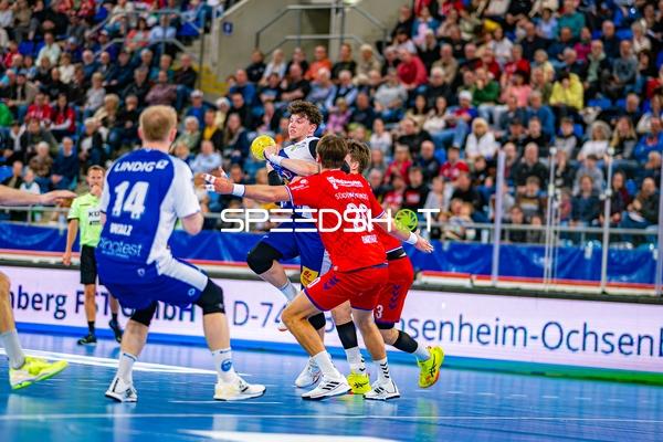 Spieler in unbekanntem Trikot mit Ball