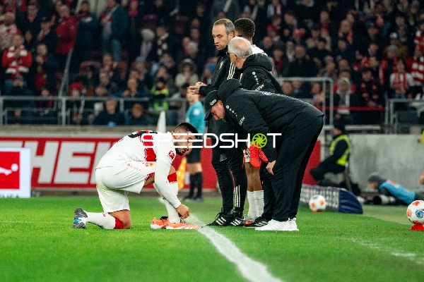 Spieler bindet Schuhband