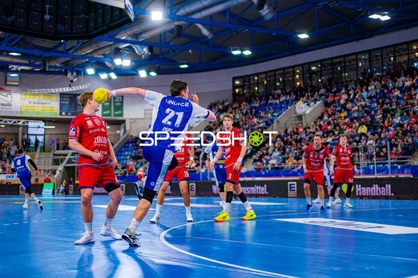 Moritz Ende (21, ThSV Eisenach) wirft auf das Tor