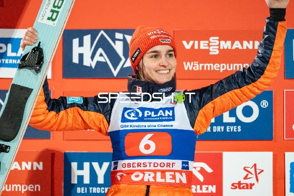 Startnummer 6 jubelt bei Two-Nights Tour