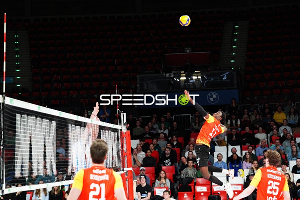 Spielszene Volleyball Angriff am Netz