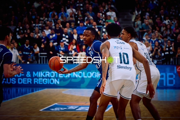 DJ Horne von den MLP Academics Heidelberg dribbelt den Ball und wird von einem Spieler von Brose Bamberg verteidigt.