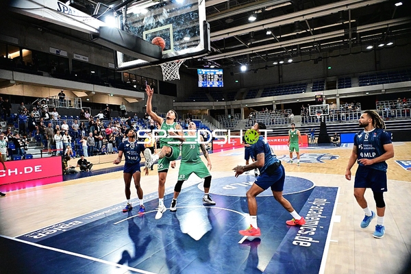 Zweikampf unter dem Korb