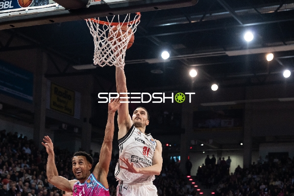 Spielaktion mit Daniel Keppeler (31; Bamberg Baskets) und Joel Aminu (21; Telekom Baskets Bonn)