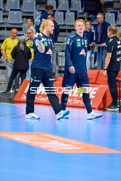 Spieler wärmen sich vor dem Spiel auf.