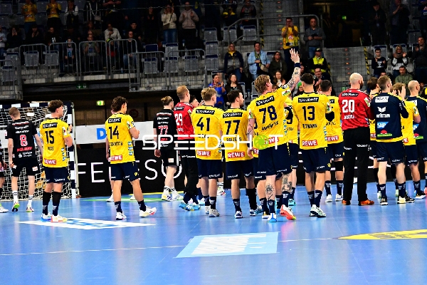 Spieler von Rhein Neckar Löwen und HC Erlangen stehen zusammen