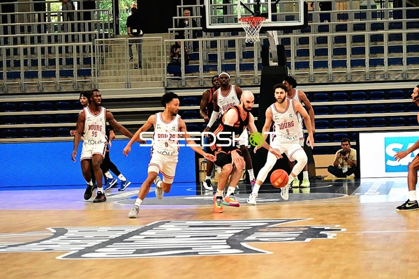 William McDowell-White (9; JL Bourg Basket) dribbelt, Malcolm Dandridge (23; Rasta Vechta) verteidigt