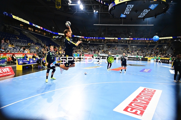 Gino Steenaerts (14; Rhein Neckar Löwen) im Sprungwurf