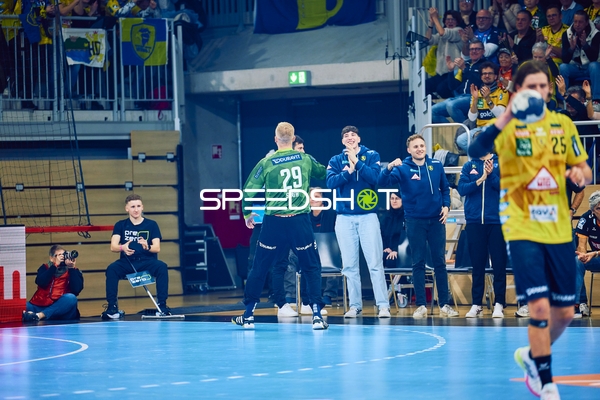 Ein Torwart der Rhein Neckar Löwen feiert eine Parade.