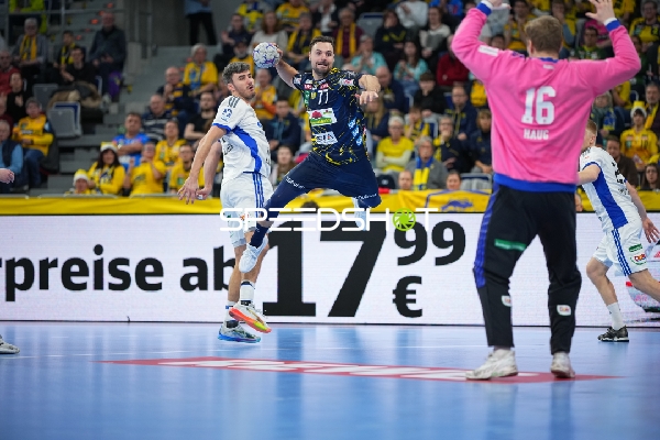 Dani Baijens (77; Rhein Neckar Löwen) und Jacob Lassen (9; HSV Hamburg) in Aktion