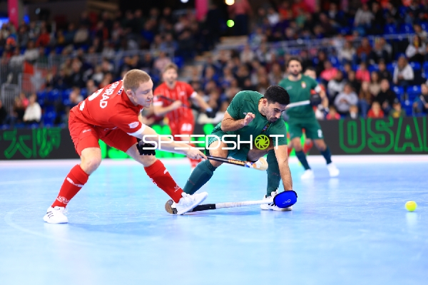 José VALINHAS (8; Portugal) im Zweikampf mit Fabio LANDTWING (7; Schweiz)