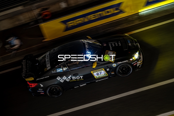 Rennfahrzeug in der Boxengasse