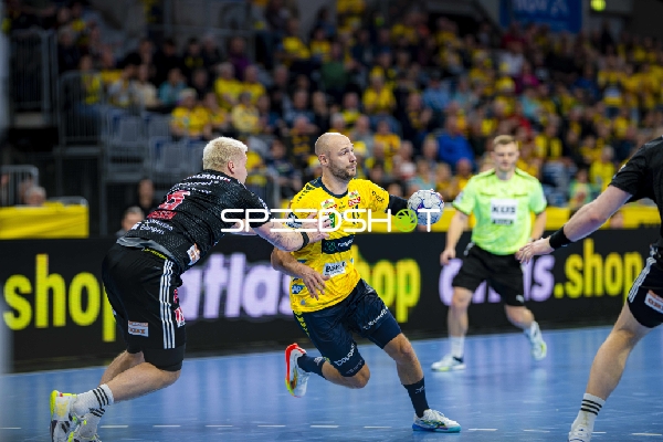 Lukas Sandell (11; Rhein Neckar Löwen) mit Ball