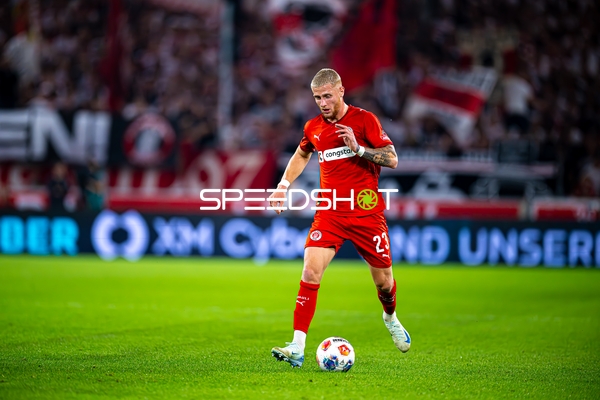 Louis Oppie (23; FC St. Pauli) am Ball