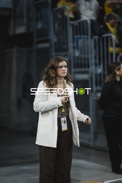 Trainerin bei Handballspiel