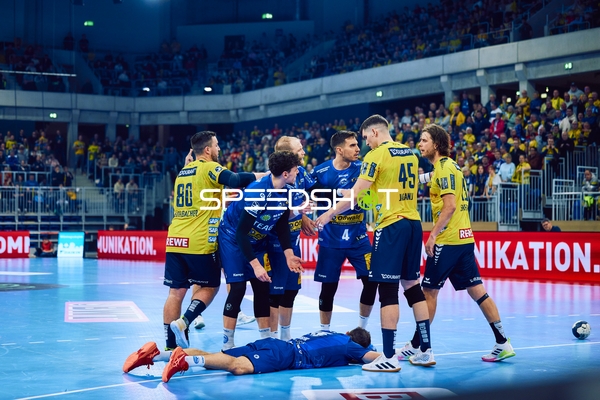 Spieler von Rhein Neckar Löwen gratulieren einem am Boden liegenden Mitspieler zu einem erfolgreichen Spielzug.