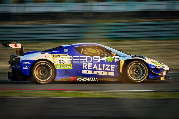 Fahrzeug auf der Rennstrecke