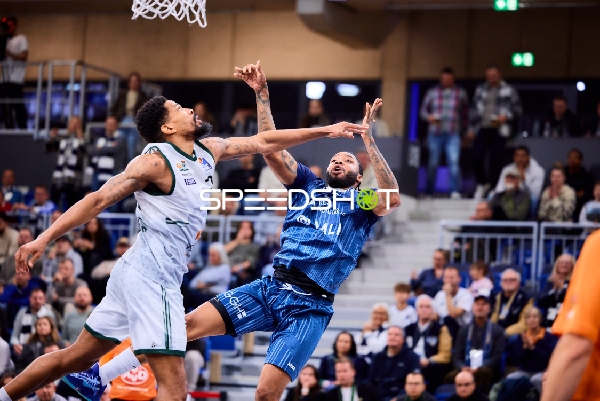 Urald King (20; Gladiators Trier) und DJ Horne (00; MLP Academics Heidelberg) kämpfen um den Ball