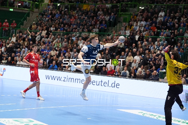 Julian Fuchs (46; Bergischer HC) mit Wurf gegen Nikolaj Enderleit (4; MT Melsungen)