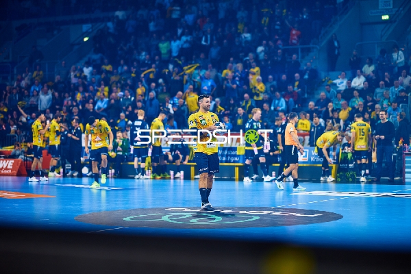 Spieler auf dem Spielfeld während einer Spielunterbrechung