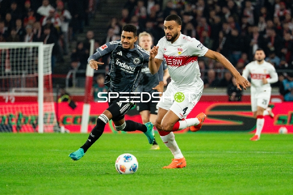 Zweikampf zwischen Josha Vagnoman (4; VfB Stuttgart) und Ansgar Knauff (7; Eintracht Frankfurt)