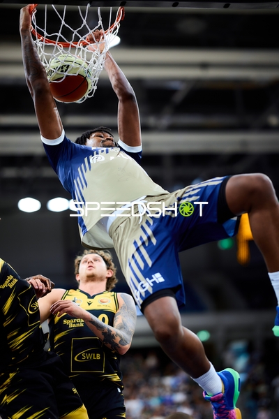 Dunk von Paul Zipser (9; MLP Academics Heidelberg) über Booker Coplin (9; MHP Riesen Ludwigsburg)