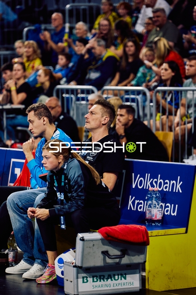 Betreuer und Trainer während des Spiels auf der Bank.