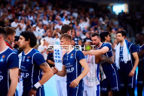 Handshake Niklas Würzner (2;MLP Academics Heidelberg), Paul Zipser (9;MLP Academics Heidelberg)