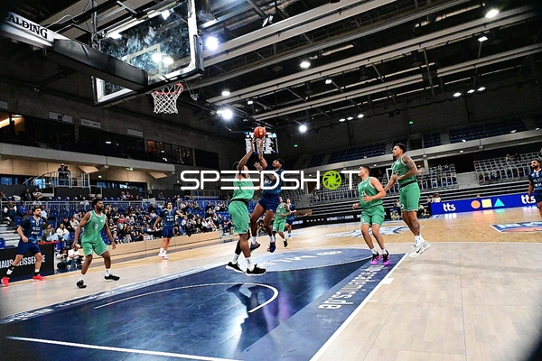 Michael Flowers (6; MLP) wirft auf Korb