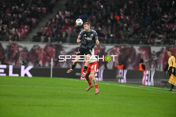 Kopfball-Duell im Strafraum