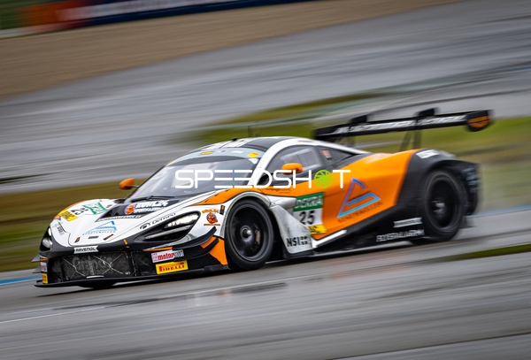 DTM Fahrzeug Nr. 25 in Aktion