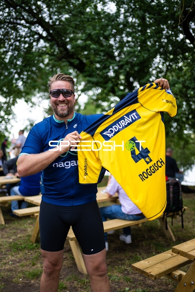 Oliver Roggisch zeigt Trikot