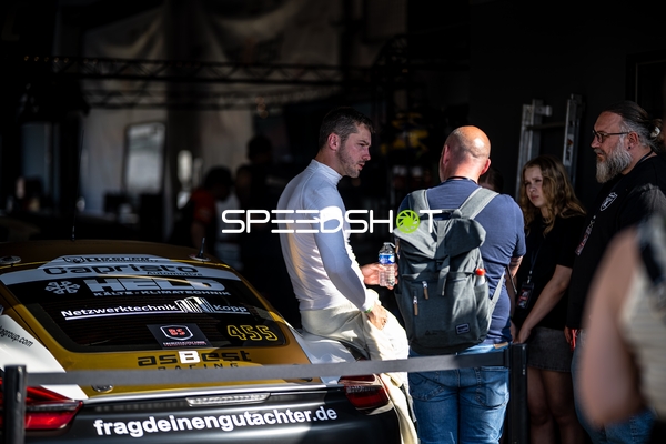 Rennfahrzeug in der Boxengasse