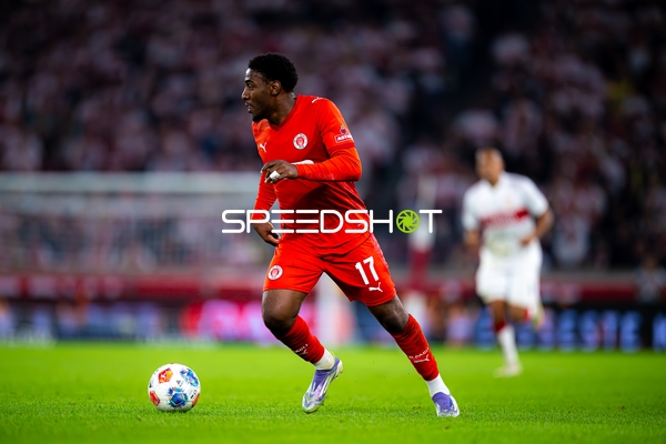 Oladapo Afolayan (17; FC St. Pauli) am Ball