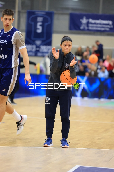 Pass zwischen DJ Horne (0; MLP Academics Heidelberg) und Noah Koch (1; MLP Academics Heidelberg)