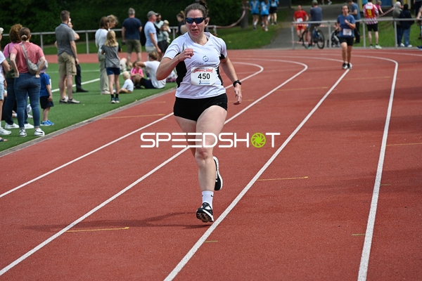 Läuferin auf der Bahn