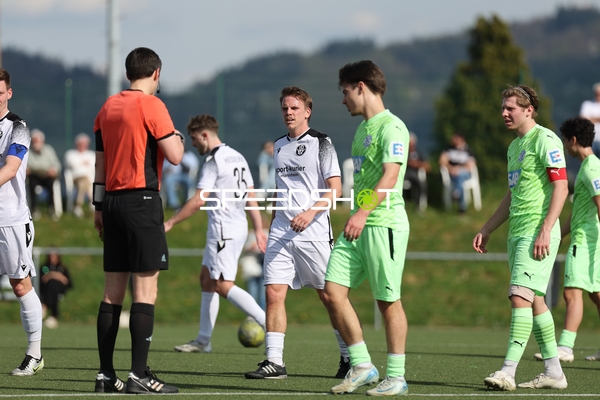 Spieler in Diskussion mit Schiedsrichter