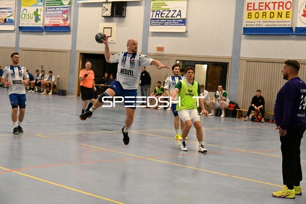 Dynamischer Sprungwurf von TV Edingen