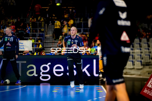 Torhüter prellt den Ball