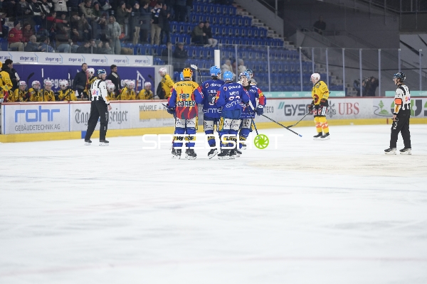 Jubel von Tyler Morley (86; EHC Kloten) und Teamkollegen