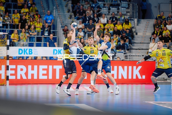 Block durch Steven Plucnar Jacobsen (9;Rhein Neckar Löwen) und Olle Forsell-Schefvert (25, Rhein Neckar Löwen)