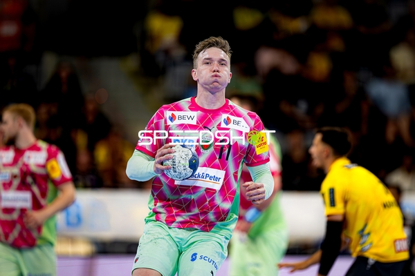 Spieler Lasse Andersson (11; Füchse Berlin) hält den Ball