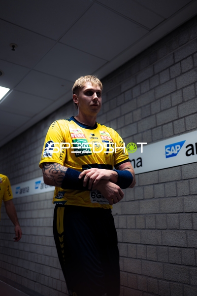 Edwin Aspenbäck (78; Rhein Neckar Löwen) betritt den Gang