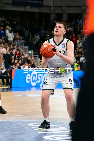 Marten Linßen (12; Gladiators Trier) mit Ballbesitz