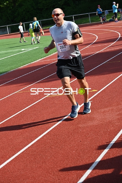 Läufer mit Startnummer 203 auf der Bahn