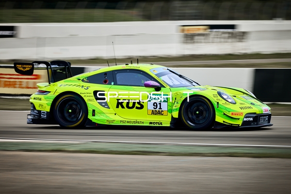 Rennfahrzeug auf der Rennstrecke