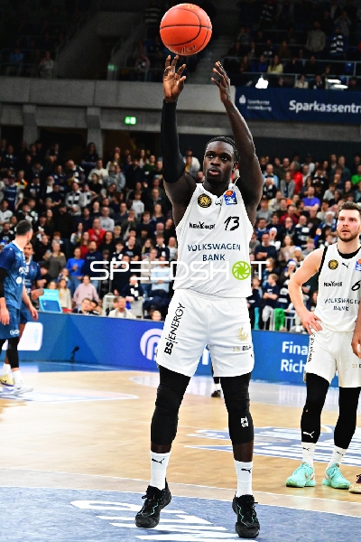 Barra Njie (13; Basketball Löwen Braunschweig) wirft den Ball