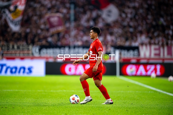 Joel Chima Fujita (16; FC St. Pauli) mit Ball